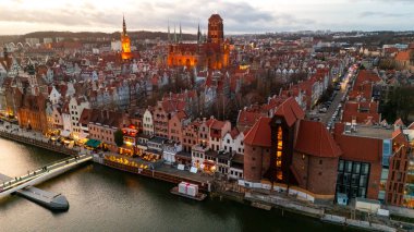 Polonya 'da kış günbatımında gdansk şehri manzarası