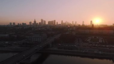 Vistula Nehri 'nin havadan geçişi. Yazın gün batımında kraliyet kalesi ve Varşova manzarası.
