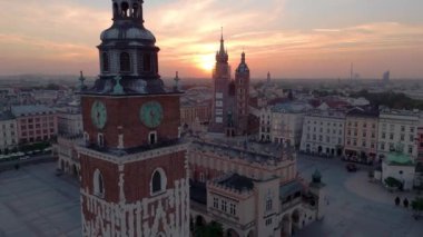 Krakow 'un merkez meydanının havadan üstgeçişi yazın gündoğumunda