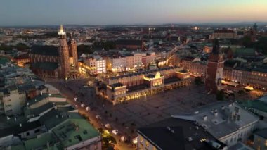 Krakow merkez meydanı üzerinde sonbaharda günbatımında hava üstgeçidi