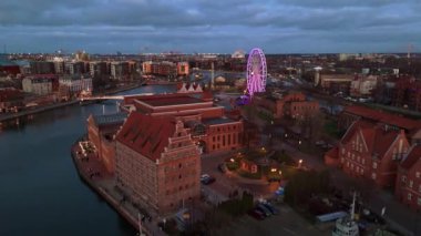 Kışın gün batımında Gdansk şehir merkezinin hava üssü.