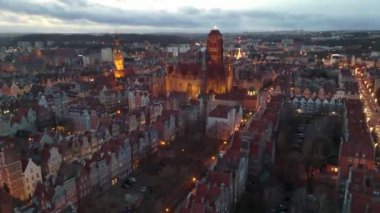 Kışın gün batımında Gdansk şehir merkezinin hava üssü.