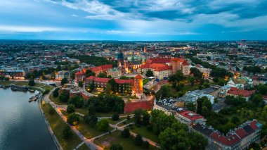 Krakow Center ve Wavel kraliyet kalesinin havadan görünüşü yazın günbatımında Polonya 'da.