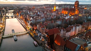 Polonya 'da kış günbatımında gdansk şehri manzarası
