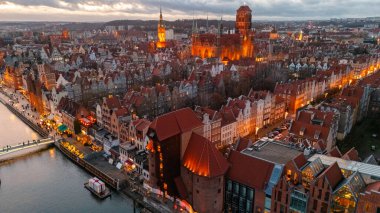 Polonya 'da kış günbatımında gdansk şehri manzarası