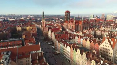 Gündüz vakti Polonya 'daki Gdansk şehir merkezinin hava üssü.