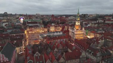 Poznan 'ın merkezinde kış akşamı hava üssü var.