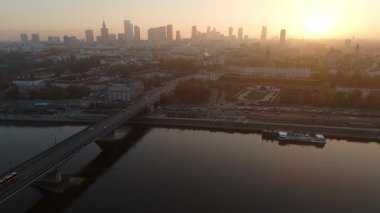Vistula Nehri 'nin sonbaharda Varşova üzerinde gün batımı manzaralı havadan geçişi.