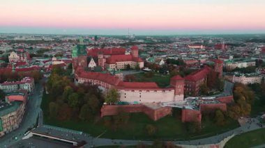 Yazın günbatımında Krakow 'daki Wavel Kalesi' nin hava üssü.