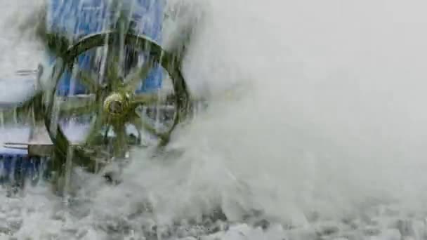 在水中旋转的水轮在水中产生波纹和气泡 气泡增加了水中的溶解氧含量 — 图库视频影像