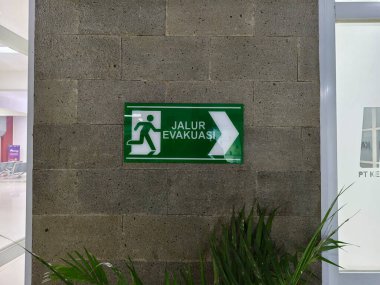 Tahliye yolu tabelası istasyon duvarına yapıştırıldı, Tahliye Yolu