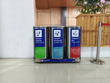 Kediri Doğu Cava, Endonezya, 16 Mart 2025: İstasyonda organik, inorganik ve tehlikeli atık varilleri