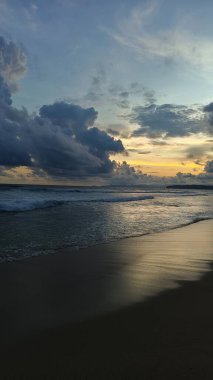 Gün batımında sahilde deniz dalgaları Tulungagung, Doğu Java Endonezya 'da
