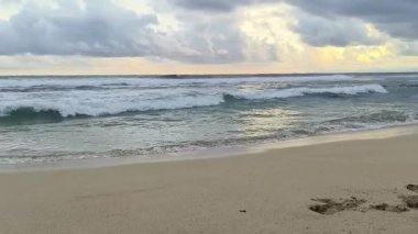  Gün batımında sahilde deniz dalgası Tulungagung, Doğu Java 'da Kedung Tumpang plajı