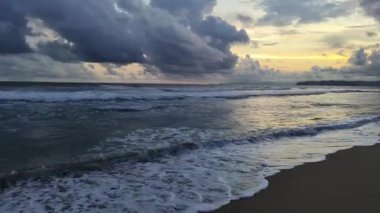  Gün batımında sahilde deniz dalgası Tulungagung, Doğu Java 'da Kedung Tumpang plajı