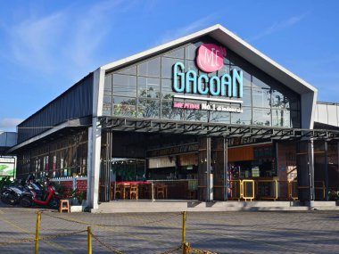 Mie Gacoan 'ın dışındaki modern-minimalist stil restoran binası, ünlü Endonezya markası erişte ürünleri satan ve satan Fast Food restoranı Upscale Park-Kediri, Endonezya-Haziran 2025