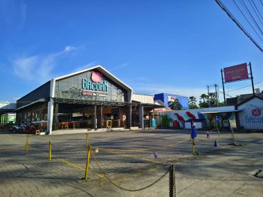 Mie Gacoan 'ın dışındaki modern-minimalist stil restoran binası, ünlü Endonezya markası erişte ürünleri satan ve satan Fast Food restoranı Upscale Park-Kediri, Endonezya-Haziran 2025