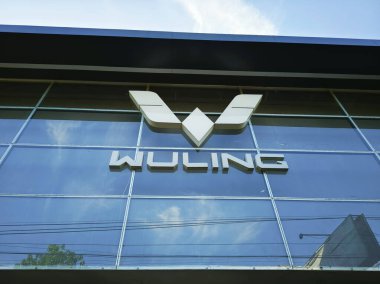 Kediri, Endonezya-Haziran, 08 2025-Wuling Motors logosu galeride, Endonezya 'da yaygın bir Çin otomobil markası, Wuling araba satıcısının önü.