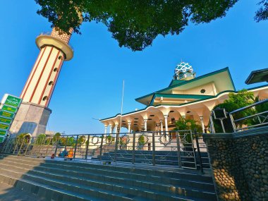 Kediri, Doğu Cava Endonezya - 02 Temmuz 2025: Kediri şehrinin (Masjid Agung Kediri) büyük camisi açık mavi arkaplan, güzel manzara