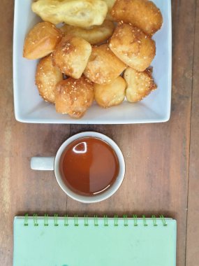 Bolang balyalama, Odading, küp ya da bloklarda kızarmış ekmek, açık kahverengi bir dış deri ve susam tohumları serpiştirilmiş, içi boş ve ahşap masa üzerinde bir fincan çay ile yumuşacık