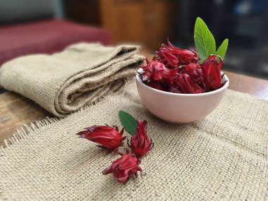 Hibiscus Sabdariffa veya Roselle meyveleri, Hibiscus veya Roselle meyveleri ahşap masada beyaz kasede..