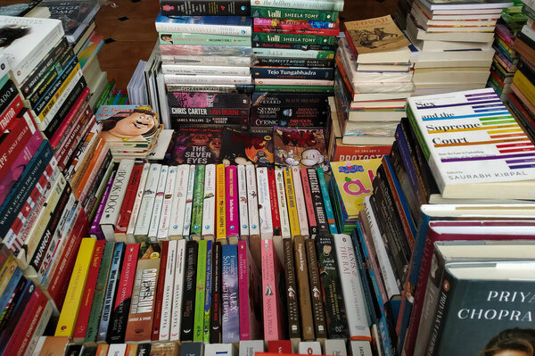 Пуна, Махараштра - 17 октября 2022 года: Варочные книги в книжном ларьке на открытом уличном рынке