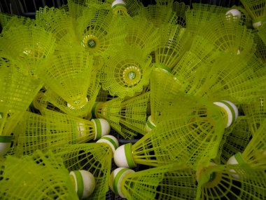 Pune, Maharashtra - 20 Kasım 2022: Alışveriş merkezinde satılık sarı badminton horozları grubu