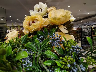 Çeşitli yapay renkli plastik çiçekleri kapat