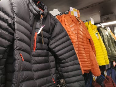 AVM 'de satılmak üzere asılı renkli ceketler.