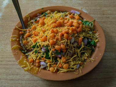 Samosa chaat tabağı, Hindistan 'ın popüler sokak yemekleri.