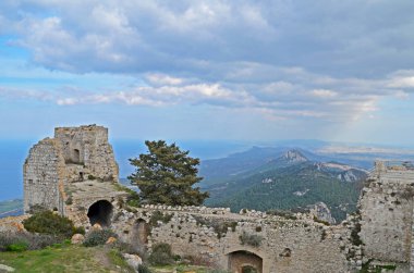 Kantara Kalesi, Beş Parmak Dağları 'ndaki üç haçlı kalesinden Kantara, doğuya en uzak olanı. Deniz seviyesinden 700 metre yüksekte Mesarya Ovaları ve Karpaz Yarımadası' na hükmediyor..
