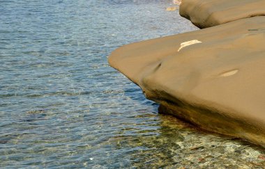 Kahverengi kaya, Kıbrıs 'taki mavi deniz suyuna yakın köpekbalığı gibi görünüyor