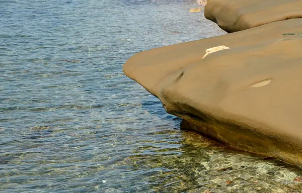 Kahverengi kaya, Kıbrıs 'taki mavi deniz suyuna yakın köpekbalığı gibi görünüyor