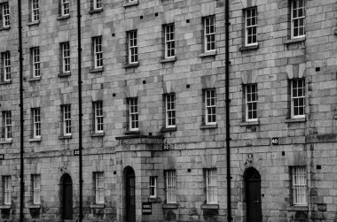 Tarihi Kışla 'nın Kumlu Taş ve Pencereleri. İrlanda Ulusal Müzesi Dublin 'deki Collins Kışlası' nın tarihi taş cephesinin siyah-beyaz görüntüsü..  