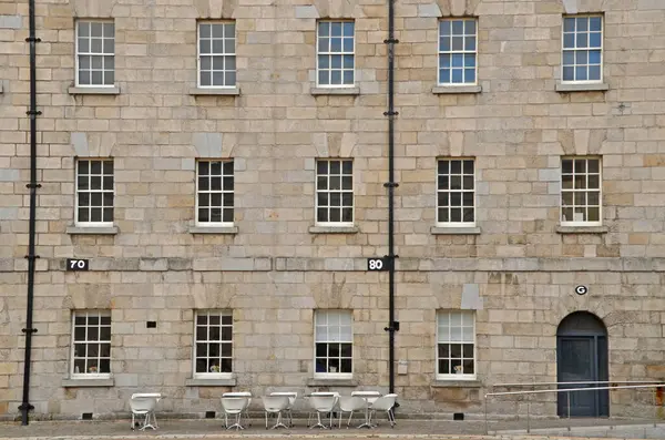Collins Kışlası 'nın Tarihi Cephesi, Dublin. Dublin 'deki Collins Kışlası' nın heybetli taş cephesi, şu anda İrlanda Ulusal Müzesi 'ne ev sahipliği yapıyor - Dekoratif Sanatlar ve Tarih. 