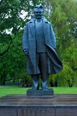 Andrejs Anıtı Kronvalda Parkı 'nda. Letonyalı ünlü yazar ve eleştirmene adanmış, Riga, Letonya 'daki yeşil bir parkta bulunan tanınmış bir bronz heykel..