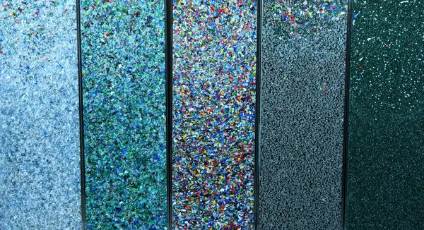 Geri dönüştürülmüş Plastik Granül Örnekleri: Sürdürülebilir Malzeme Dokuları. Geri dönüştürülmüş plastik granüllerin çeşitli dokularını gösteren beş ayrı dikey panelin görüntülenmesi. 