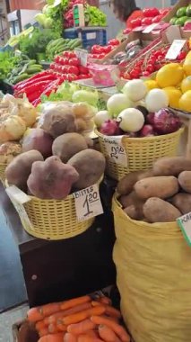 Bu video sebzeleri, domatesleri, soğanları vs. gösteriyor. Merkez Markette, Riga, Letonya. 