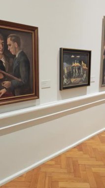 Riga Ulusal Müzesi 'ndeki Güzel Sanatlar Galerisi' nde beyaz duvarlarda bir tablo koleksiyonu sergileniyor..