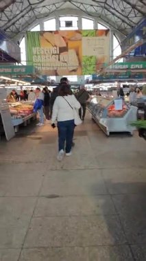 Letonya 'daki Riga Merkez Pazarı' nın içinde geniş bir taze sebze yelpazesi ve çeşitli tezgahlarda sergilenen ürünler yer alıyor.. 