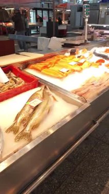  Riga 'nın Tarihi Merkezi Pazarı' nda deniz ürünleri seçimi. Çok kaliteli taze deniz ürünleri, tüm balıklar ve porsiyonlu somonlar dahil, ezilmiş buz üzerinde titizlikle hazırlanmış. Bu popüler yiyecek merkezinin enerjik atmosferini vurguluyor..
