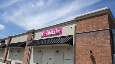 ALLENTOWN, PENNSYLVANIA, ABD - 26 Mayıs 2019: T-Mobile tabelası düzeltilmemiş Tilghman Meydanı Alışveriş Merkezi 'nde perakende satış yeri. 