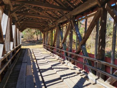 Gölgeler Kirişler ve Gövdeler İçinde Kapalı Köprü Oluşturuldu