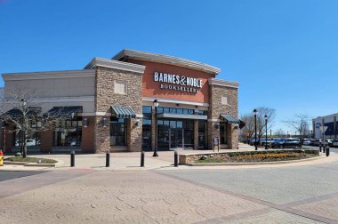 CENTER VALLEY, PENNSYLVANIA, ABD - 16 Mart 2024: Bu görüntü Barnes & Noble Booksellers 'ın açık hava alışveriş merkezindeki uzun bir çekimini gösteriyor.