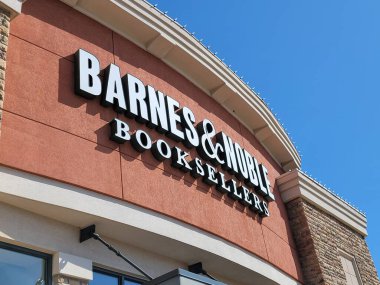 CENTER VALLEY, PENNSYLVANIA, ABD - 16 Mart 2024: Bu Barnes & Noble Booksellers mağaza vitrinleri Lehigh County 'deki Promenade Saucon Vadisi' nin alçak açılı noktalarını gösteriyor.