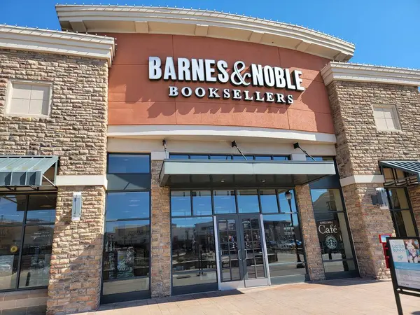 CENTER VALLEY, PENNSYLVANIA, ABD - 16 Mart 2024: Burası Lehigh County 'deki Promenade Saucon Valley' deki Barnes & Nobles Kitapçılarının ana girişi.