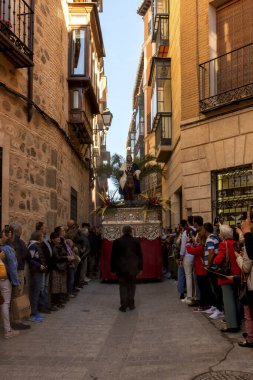 Saygıdeğer, asil ve şanlı kardeşliğimiz Meryem Ana 'nın en büyük ızdırabıyla, dindarlığıyla ve Kral İsa' nın Toledo Kudüsü 'ne zaferiyle girişi.