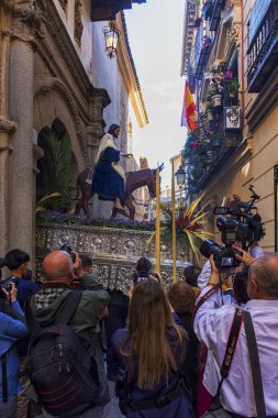 Saygıdeğer, asil ve şanlı kardeşliğimiz Meryem Ana 'nın en büyük ızdırabıyla, dindarlığıyla ve Kral İsa' nın Toledo Kudüsü 'ne zaferiyle girişi.