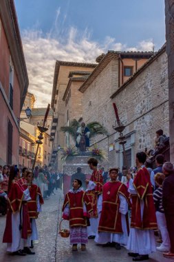 Saygıdeğer, asil ve şanlı kardeşliğimiz Meryem Ana 'nın en büyük ızdırabıyla, dindarlığıyla ve Kral İsa' nın Toledo Kudüsü 'ne zaferiyle girişi.