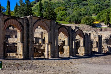 İspanya 'nın Cordoba kentindeki Medina Azahara veya Madnat al-Zahr' ın giriş kapısı